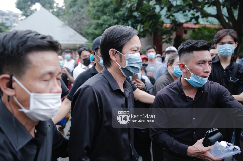 Toàn cảnh tang lễ cố NS Chí Tài: Cả showbiz đến nói lời tiễn biệt, trời đổ mưa trước giờ linh cữu chuyển ra sân bay về Mỹ - Ảnh 111.