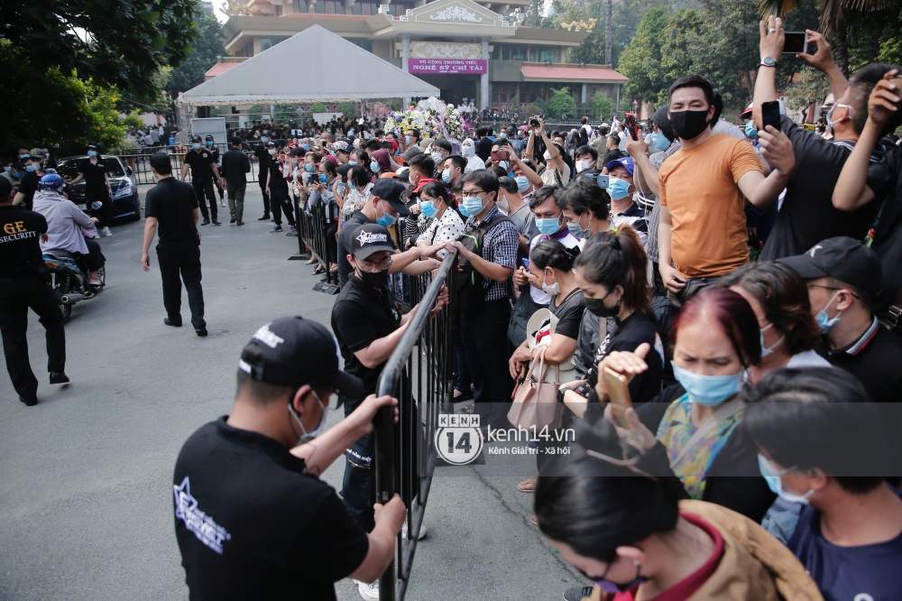 Toàn cảnh tang lễ cố NS Chí Tài: Cả showbiz đến nói lời tiễn biệt, trời đổ mưa trước giờ linh cữu chuyển ra sân bay về Mỹ - Ảnh 109.