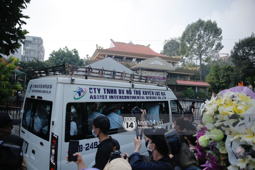Toàn cảnh tang lễ cố NS Chí Tài: Cả showbiz đến nói lời tiễn biệt, trời đổ mưa trước giờ linh cữu chuyển ra sân bay về Mỹ - Ảnh 106.