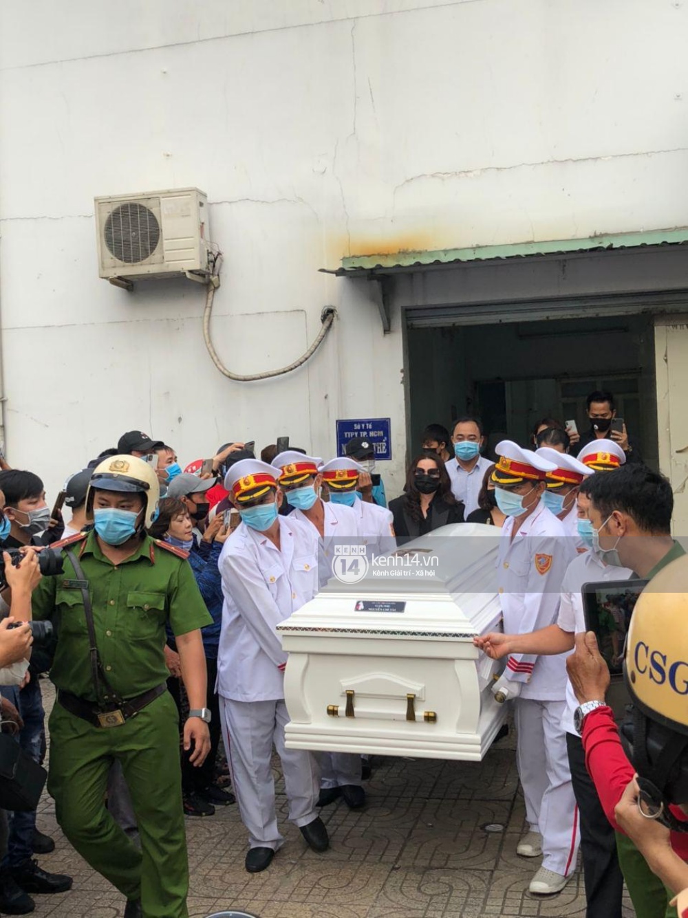 Toàn cảnh tang lễ cố NS Chí Tài: Cả showbiz đến nói lời tiễn biệt, trời đổ mưa trước giờ linh cữu chuyển ra sân bay về Mỹ - Ảnh 125.