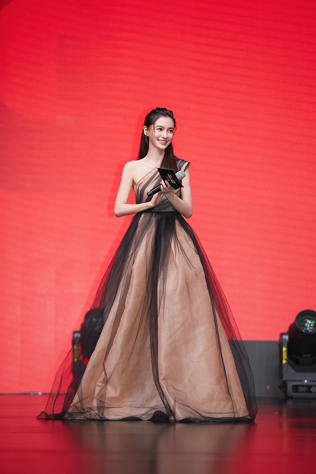 Yoona và Angela Baby xinh thật nhưng vẫn bị tiểu tam hot nhất màn ảnh Hàn lấn át khi đụng váy - Ảnh 7. Yoona và Angela Baby xinh thật nhưng vẫn bị tiểu tam hot nhất màn ảnh Hàn lấn át khi đụng váy - Ảnh 7.