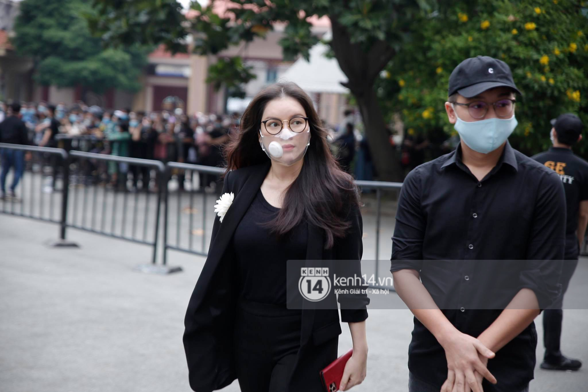 Toàn cảnh tang lễ cố NS Chí Tài: Cả showbiz đến nói lời tiễn biệt, trời đổ mưa trước giờ linh cữu chuyển ra sân bay về Mỹ - Ảnh 43.