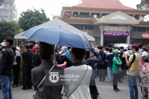 Ngày tiễn đưa NS Chí Tài, bầu trời Sài Gòn bất ngờ đổ mưa rả rích rồi bỗng tạnh dần khi Tuấn Ngọc cất tiếng hát xúc động - Ảnh 3.