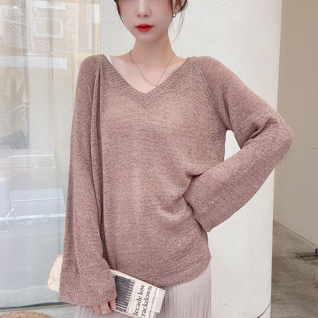 Tips chọn áo len cho ngày đông nhiệt độ thất thường: Chọn mặc đúng sẽ giúp bạn được đồng nghiệp khen nức nở - Ảnh 2. Tips chọn áo len cho ngày đông nhiệt độ thất thường: Chọn mặc đúng sẽ giúp bạn được đồng nghiệp khen nức nở - Ảnh 2.