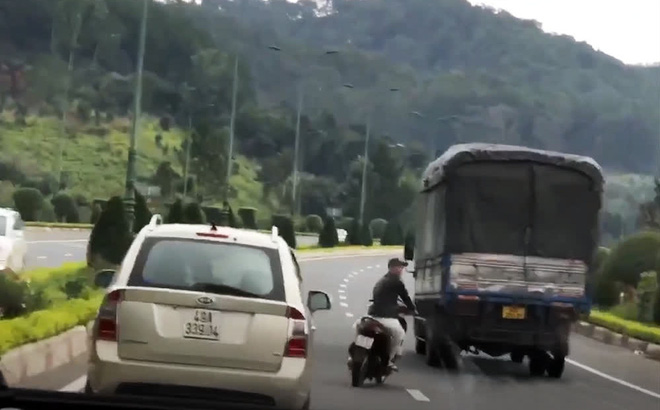 Xử lý kẻ đi xe máy vào cao tốc, đánh võng trước ô tô - Ảnh 1.
