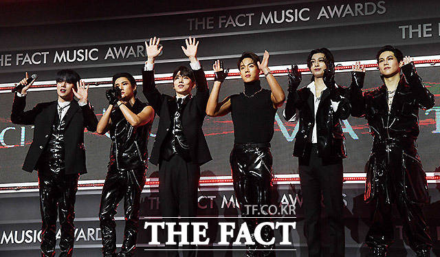 Thảm đỏ khủng The Fact: BTS gây sốc visual, Seohyun và Soojin khoe vòng 1 căng tràn, ITZY mặc gì thảm họa thế này? - Ảnh 27.