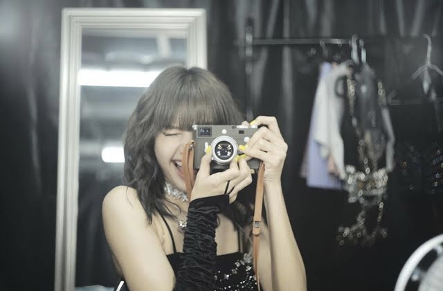 Không làm celeb, dàn idol này có thể đổi nghề nhiếp ảnh: Lisa có BST máy ảnh đắt giá, đôi em út BTS được cả dân chuyên nghiệp khen - Ảnh 2.