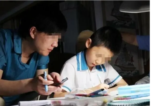 Cha mẹ ép học đến mức tiêm thuốc, cô bé 9 tuổi để lại lời nhắn: Mẹ ơi, con lên trời rồi. Ở đây mệt quá! - Ảnh 3. Cha mẹ ép học đến mức tiêm thuốc, cô bé 9 tuổi để lại lời nhắn: Mẹ ơi, con lên trời rồi. Ở đây mệt quá! - Ảnh 3.