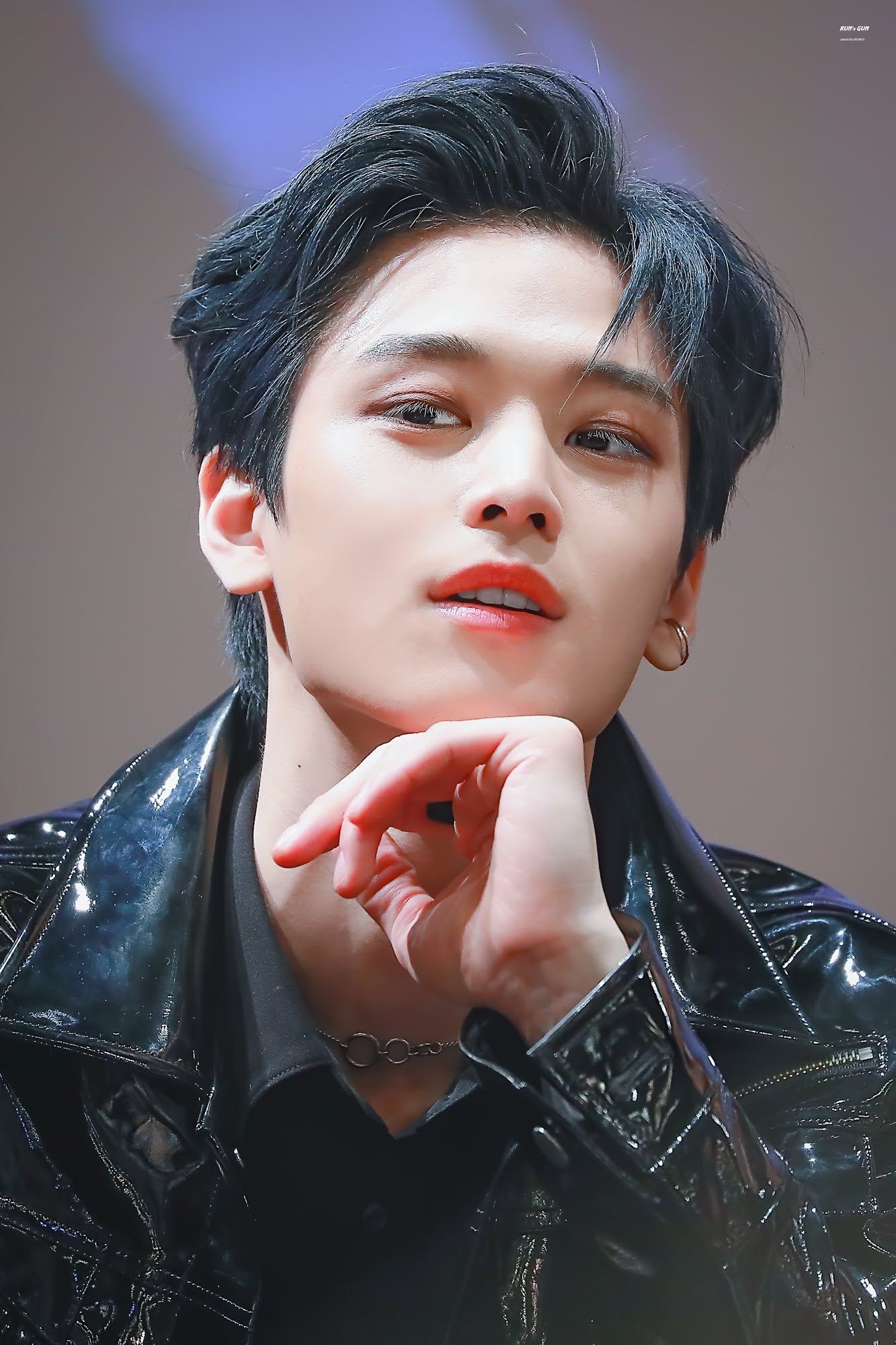 5 idol có thể thành nam thần Kpop thế hệ mới: “Em trai BTS” đẹp như nhân vật truyện tranh, “gà” nhà JYP gây sốt chỉ vì... tóc dài quá đẹp - Ảnh 2. 5 idol có thể thành nam thần Kpop thế hệ mới: “Em trai BTS” đẹp như nhân vật truyện tranh, “gà” nhà JYP gây sốt chỉ vì... tóc dài quá đẹp - Ảnh 2.