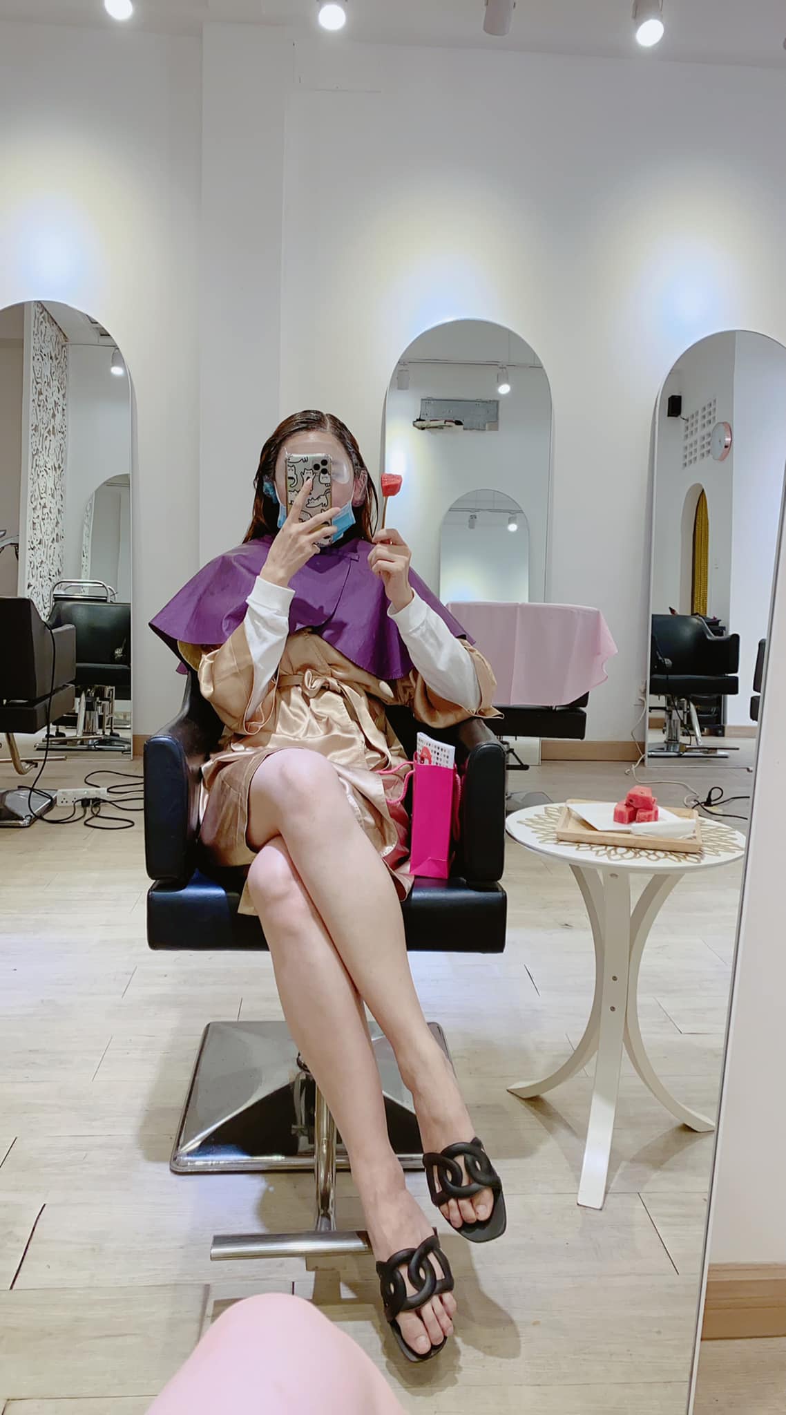 Salon tóc sao Việt luôn là địa điểm lý tưởng cho những người yêu thích kiểu tóc uốn phồng. Với đội ngũ chuyên gia làm tóc tài năng và tâm huyết, bạn sẽ cảm thấy như người nổi tiếng trên thảm đỏ. Hãy xem hình ảnh để cảm nhận không gian sang trọng và chiếc tóc uốn phồng vô cùng tuyệt vời.