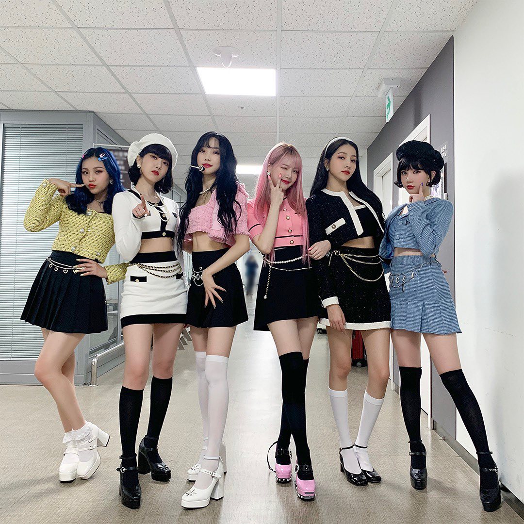 Nhân dịp Kpop đồng loạt đưa nhạc retro trở lại, cùng ngắm nhìn những trang phục biểu diễn đẹp mắt nhất của các nhóm nhạc - Ảnh 4. Nhân dịp Kpop đồng loạt đưa nhạc retro trở lại, cùng ngắm nhìn những trang phục biểu diễn đẹp mắt nhất của các nhóm nhạc - Ảnh 4.
