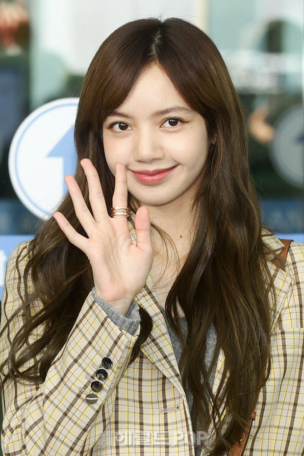 Lisa (BLACKPINK) l&ecirc;n top trending chỉ nhờ v&eacute;n &ldquo;t&oacute;c m&aacute;i 200 tỷ&rdquo;, để lộ g&oacute;c nghi&ecirc;ng đẹp nghi&ecirc;ng nước nghi&ecirc;ng th&agrave;nh - Ảnh 6.