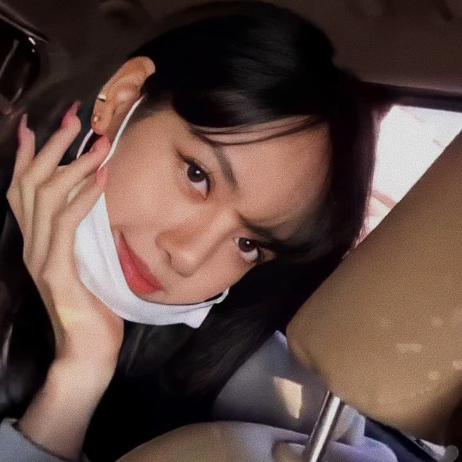 Lisa (BLACKPINK) l&ecirc;n top trending chỉ nhờ v&eacute;n &ldquo;t&oacute;c m&aacute;i 200 tỷ&rdquo;, để lộ g&oacute;c nghi&ecirc;ng đẹp nghi&ecirc;ng nước nghi&ecirc;ng th&agrave;nh - Ảnh 8.