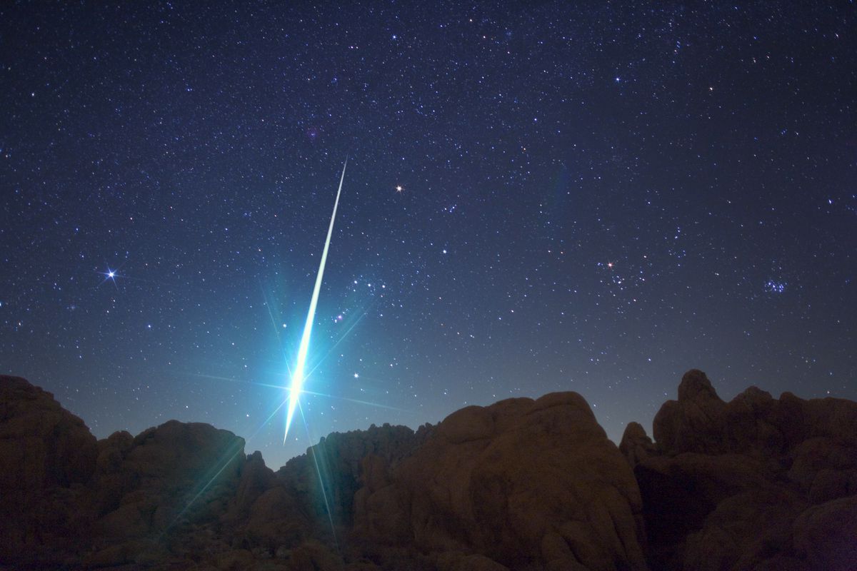 Looking up at the sky right now, you will see the most beautiful and reliable meteor shower of 2020 - Photo 1.