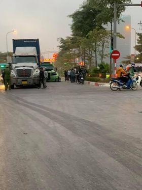 Hà Nội: 2 ô tô con bị tông bẹp dúm khi dừng chờ đèn đỏ, nhiều người bị thương - Ảnh 1.