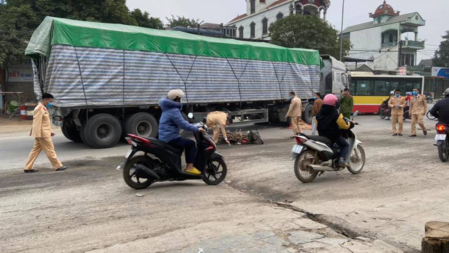 Nữ công nhân tử vong thương tâm trên đường đi làm lúc sáng sớm - Ảnh 2.