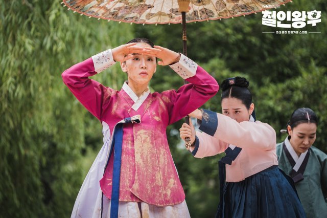 Anh hậu Shin Hye Sun vừa làm dâu hoàng gia đã đòi cấm cửa nhà vua ở Mr. Queen kì ghê! - Ảnh 4.