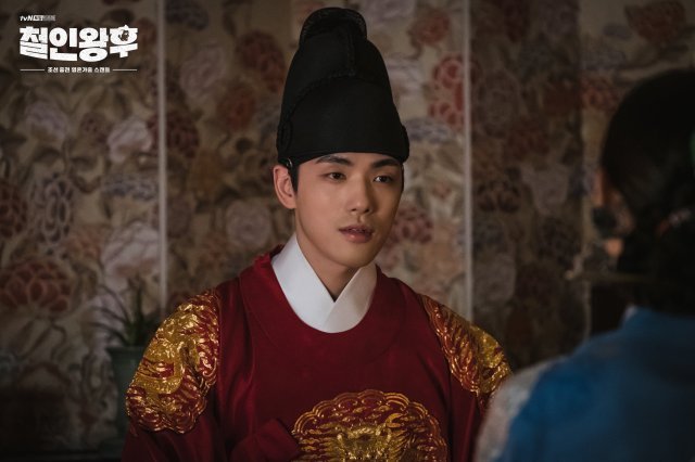 Anh hậu Shin Hye Sun vừa làm dâu hoàng gia đã đòi cấm cửa nhà vua ở Mr. Queen kì ghê! - Ảnh 1.