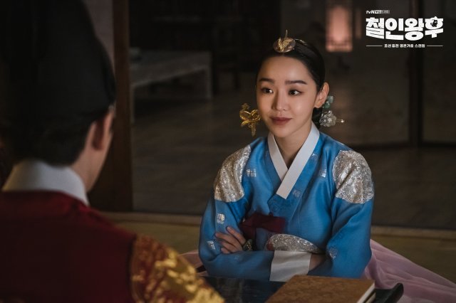 Anh hậu Shin Hye Sun vừa làm dâu hoàng gia đã đòi cấm cửa nhà vua ở Mr. Queen kì ghê! - Ảnh 2.