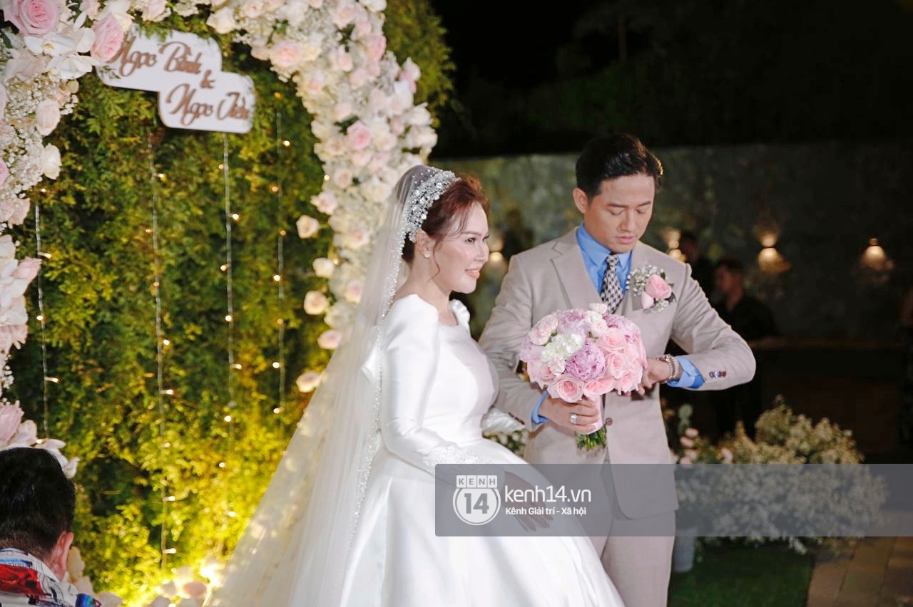 Wedding update Quy Binh and the businesswoman: The bride saw her loving husband, Van Trang, Ngan Quynh and many artists present - Photo 2.