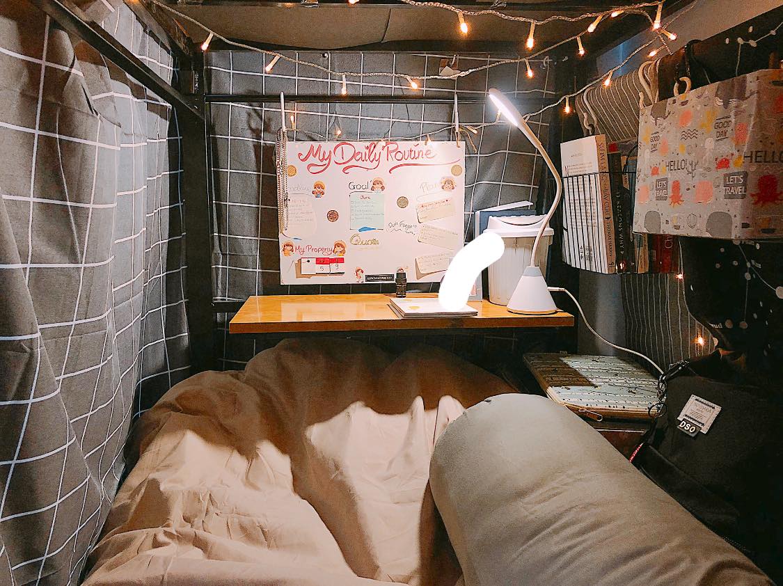 Nữ sinh decor ký túc xá đẹp mê ly, có không gian riêng tư vừa "chill" vừa  học chỉ bằng... mấy tấm vải
