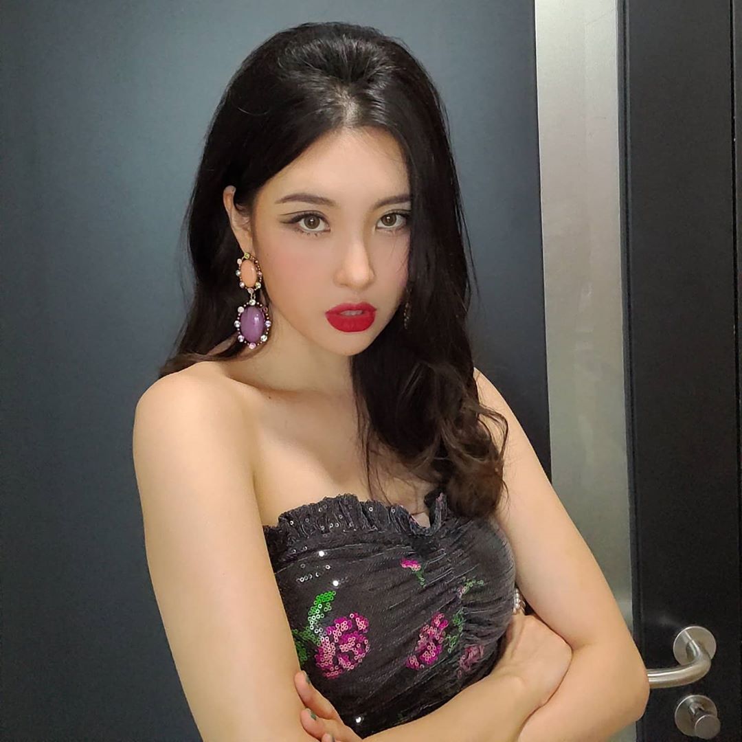 Nhân dịp Kpop đồng loạt đưa nhạc retro trở lại, cùng ngắm nhìn những trang phục biểu diễn đẹp mắt nhất của các nhóm nhạc - Ảnh 10. Nhân dịp Kpop đồng loạt đưa nhạc retro trở lại, cùng ngắm nhìn những trang phục biểu diễn đẹp mắt nhất của các nhóm nhạc - Ảnh 10.