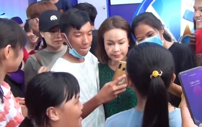 Clip: Việt Hương mắt sưng húp, gượng cười trở lại công việc sau đám tang cố NS Chí Tài - Ảnh 4.