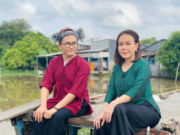 Clip: Việt Hương mắt sưng h&uacute;p, gượng cười trở lại c&ocirc;ng việc sau đ&aacute;m tang cố NS Ch&iacute; T&agrave;i - Ảnh 5.