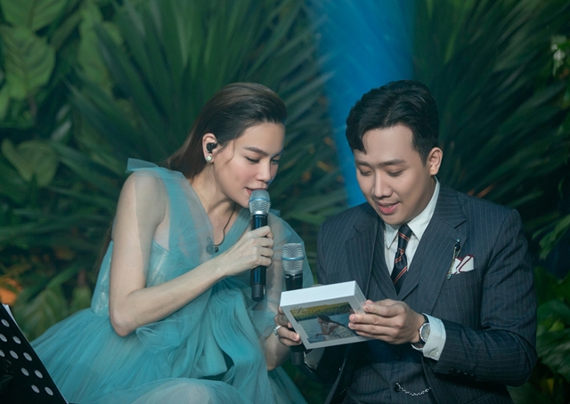 Tran Thanh celebrated the Ha Ho - Kim Ly couple's belated birthday, netizens cried because the MC smiled but his eyes were sad - Photo 4.