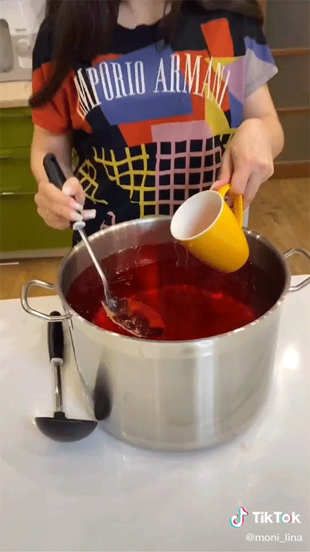 Cứ tưởng có sáng kiến mới, cô nàng ngã cây lại khiến dân mạng ngán ngẩm vì cách dùng muôi thủng múc nước - Ảnh 3.