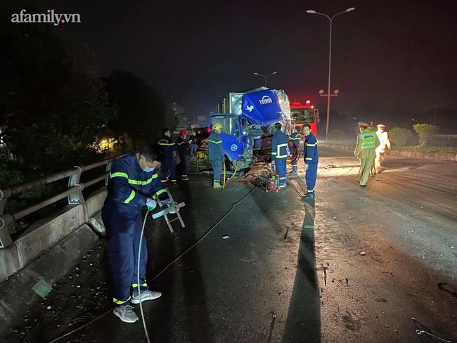 12 chiến sĩ cảnh sát giải cứu tài xế mắc kẹt trong cabin ô tô sau vụ tai nạn trong đêm rét buốt - Ảnh 1.
