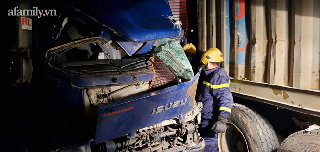 12 chiến sĩ cảnh sát giải cứu tài xế mắc kẹt trong cabin ô tô sau vụ tai nạn trong đêm rét buốt - Ảnh 2.