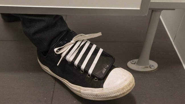 Đôi giày kỳ lạ tố cáo sở thích bệnh hoạn kéo dài 10 năm của vị bác sĩ Singapore đầy thủ đoạn - Ảnh 1.