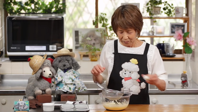 Đầu bếp nổi tiếng tại Nhật Bản với kênh YouTube 1,5 triệu người theo dõi nấu ăn bên cạnh thú bông, nguyên nhân khiến ai cũng phải rơi nước mắt - Ảnh 4.