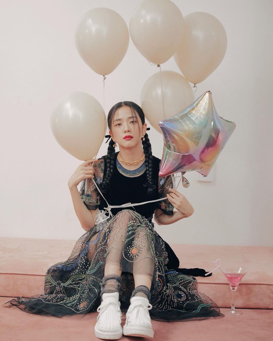 Pha đụng hàng “gắt” của 2 nàng thơ Dior: Jisoo đúng xinh, Angela Baby có vòng eo con kiến gây “áp đảo” - Ảnh 3. Pha đụng hàng “gắt” của 2 nàng thơ Dior: Jisoo đúng xinh, Angela Baby có vòng eo con kiến gây “áp đảo” - Ảnh 3.