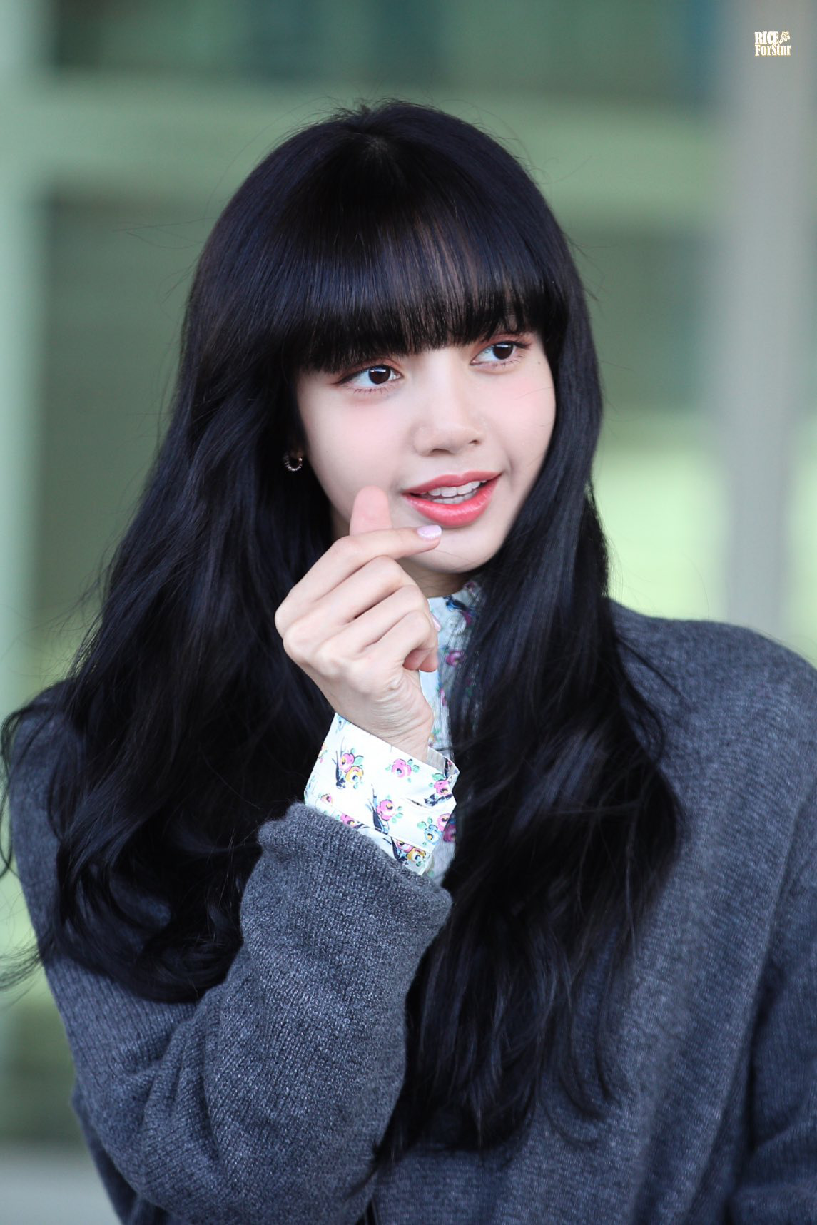 Lisa là một trong những thần tượng nổi tiếng của K-pop với mái tóc đầy quyến rũ và sức hút riêng. Hãy học tập và trau chuốt mái tóc của Lisa để nâng cao vẻ đẹp và phong cách của bản thân.