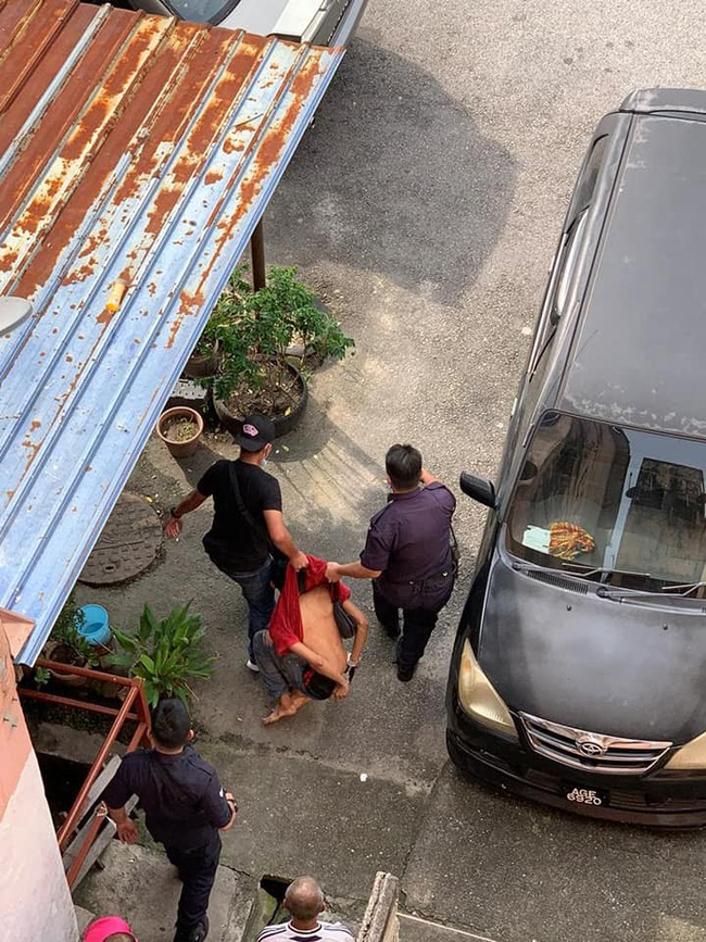 Đau khổ sau cuộc ly h&ocirc;n với vợ, người đ&agrave;n &ocirc;ng d&ugrave;ng dao đ&acirc;m con g&aacute;i 18 th&aacute;ng tuổi khiến cộng đồng phẫn nộ - Ảnh 1.