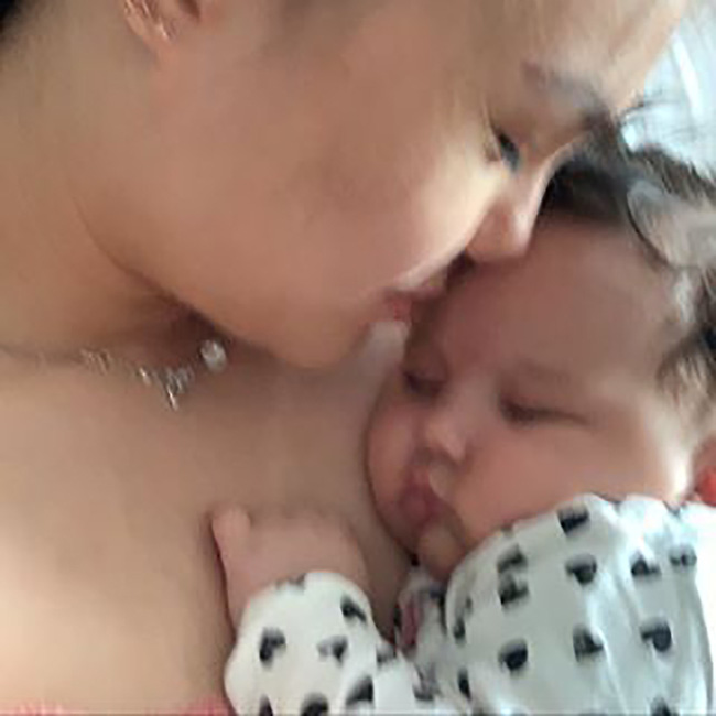 B&agrave; mẹ bế đứa con đ&atilde; chết v&agrave;o kh&aacute;ch sạn sang trọng cầu cứu c&ugrave;ng c&acirc;u chuyện g&acirc;y phẫn nộ nhưng c&uacute; twist mới nhất lại khiến ai cũng hoang mang - Ảnh 4.