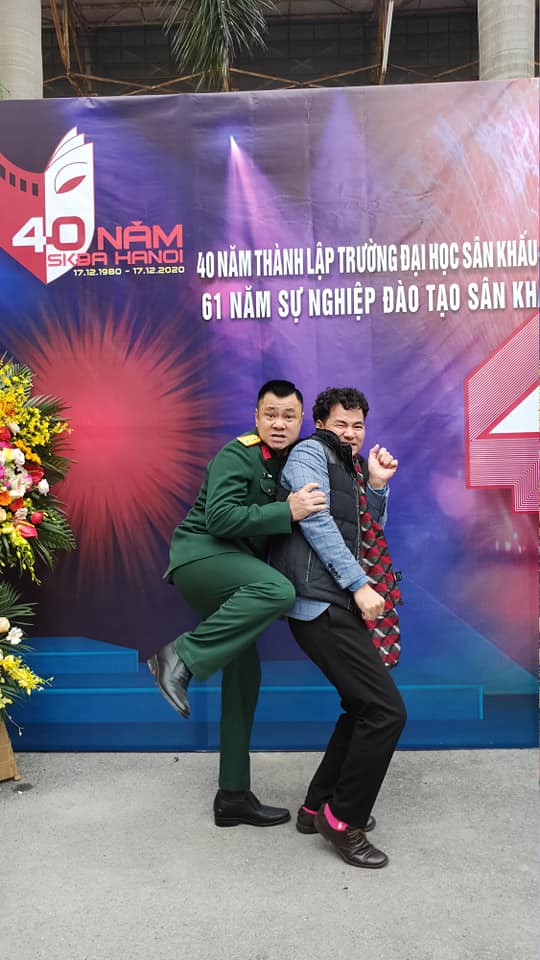 Về dự lễ 40 năm thành lập trường, Xuân Bắc và Tự Long pose dáng tạo điểm nhấn cực hài - Ảnh 2.