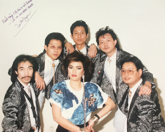 The biological brother shared an unprecedented image of the late artist Chi Tai, indifferently singing, including a young singer Phuong Loan - Photo 2.