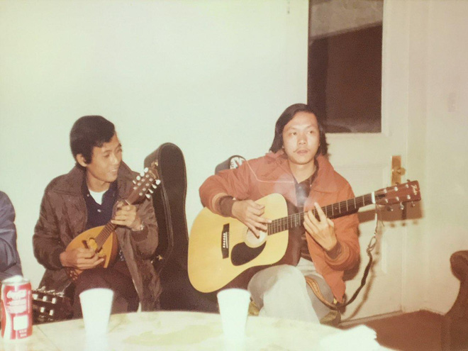 The biological brother shared an unprecedented image of the late artist Chi Tai, indifferently singing, including a young singer Phuong Loan - Photo 1.