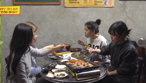 MAMAMOO ăn kiêng bất thành, kế hoạch giảm cân thất bại toàn tập vì phút yếu lòng của trưởng nhóm - Ảnh 1.