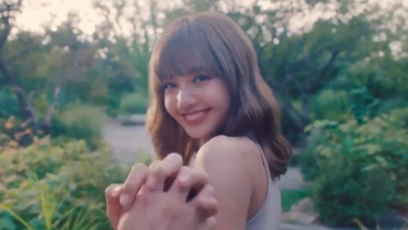 Lisa: Hãy xem hình ảnh đáng yêu của cô bé Lisa để thấy tình yêu thương của một đứa trẻ đối với thế giới xung quanh. Bạn sẽ bị cuốn hút bởi niềm vui và sự tò mò của cô bé.