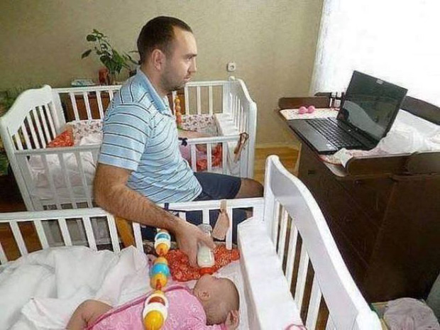 Những kiểu trông con khó đỡ của hội ông bố game thủ - Ảnh 1.