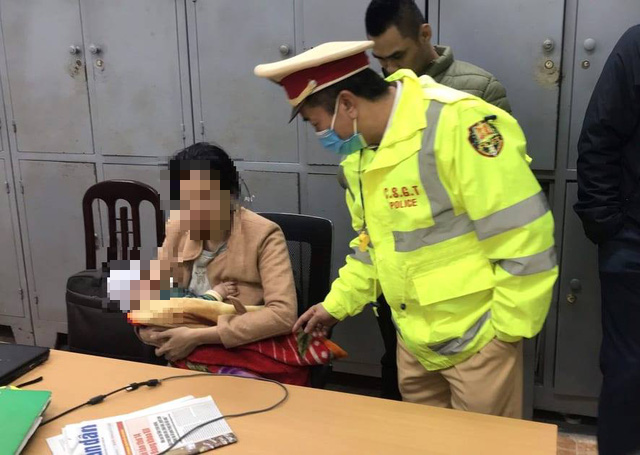 Cảnh s&aacute;t giao th&ocirc;ng cứu người mẹ &ocirc;m con nhỏ định nhảy cầu tự tử l&uacute;c rạng s&aacute;ng  - Ảnh 1.
