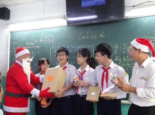 Thầy giáo nhà người ta: Hóa trang thành ông già Noel, phát quà là iPhone 12 không hề giả trân - Ảnh 2.