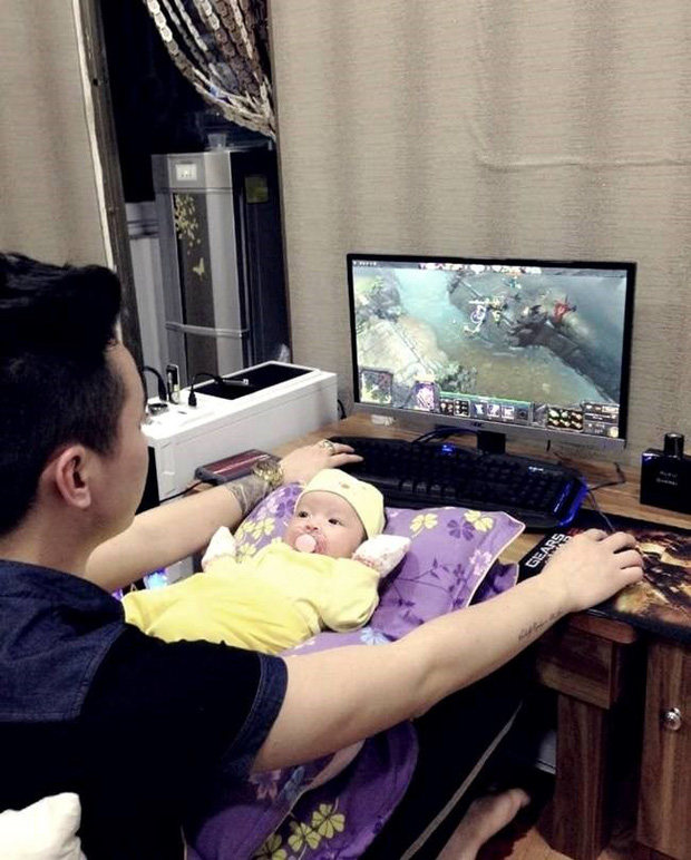 Những kiểu trông con khó đỡ của hội ông bố game thủ - Ảnh 13.