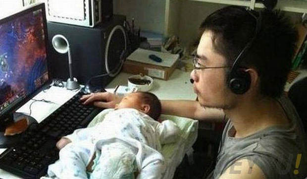 Những kiểu trông con khó đỡ của hội ông bố game thủ - Ảnh 3.