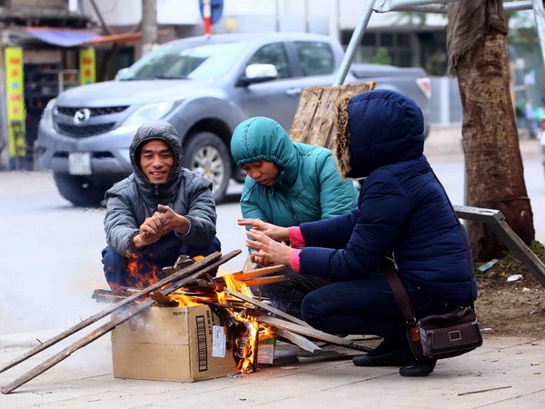 Hà Nội đón đợt rét mới, lạnh tê tái - Ảnh 1.