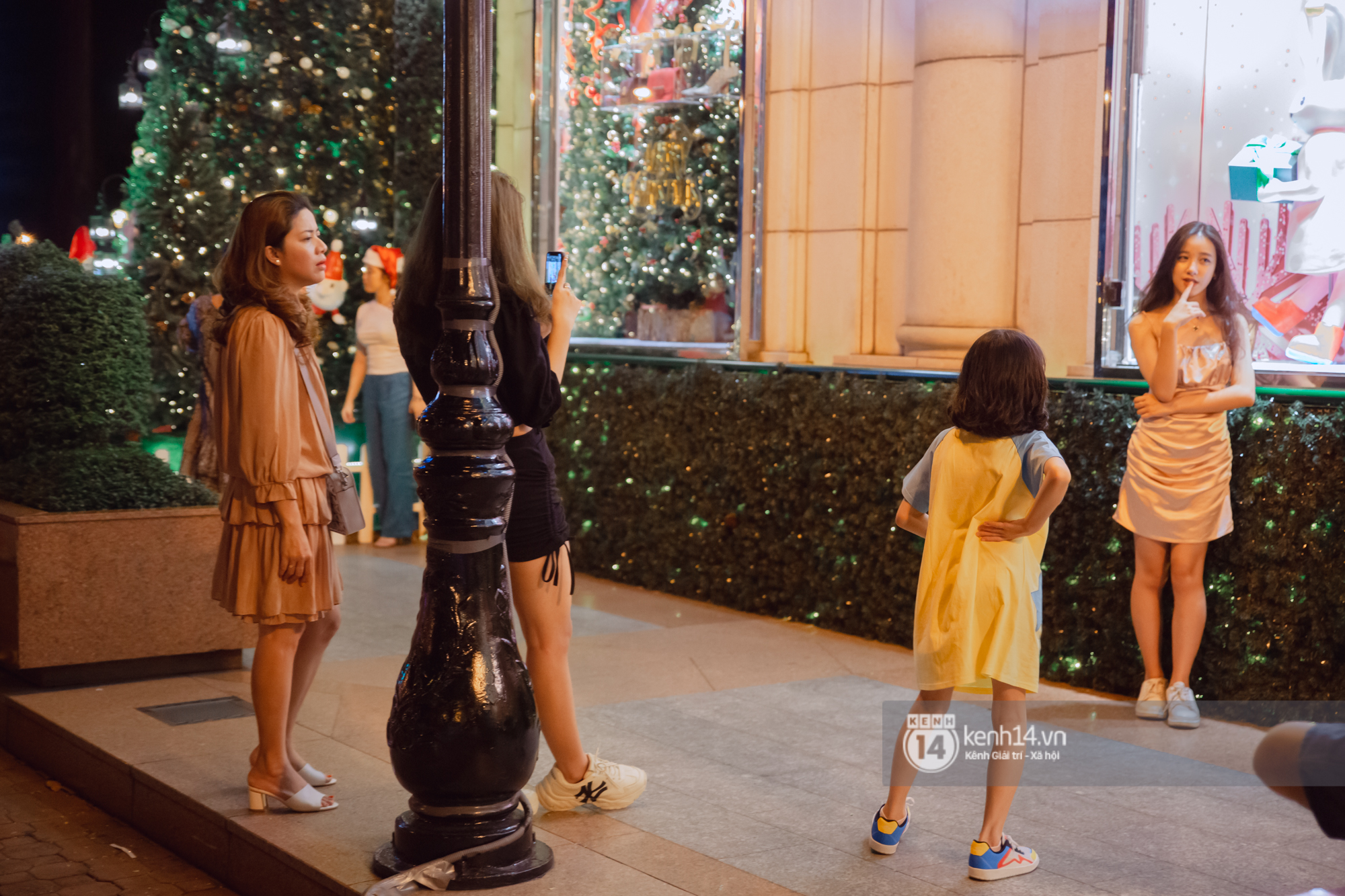 Photo: Saigon people flock to the streets to take Christmas photos 